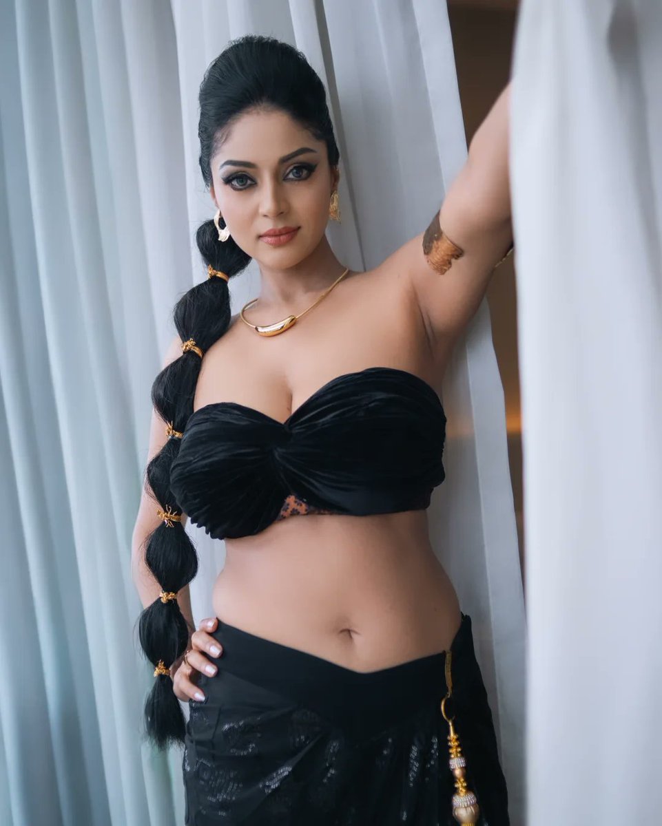 Prabhastylish's tweet image. Elegance with an edge. 👑
Tamil cinema’s bold fashion statement ✨
@ungalsanam redefining black magic 🖤

@Prabhastylish

#ClassyLook #StyleIcon #SanamShetty #Prabhastylishspyder