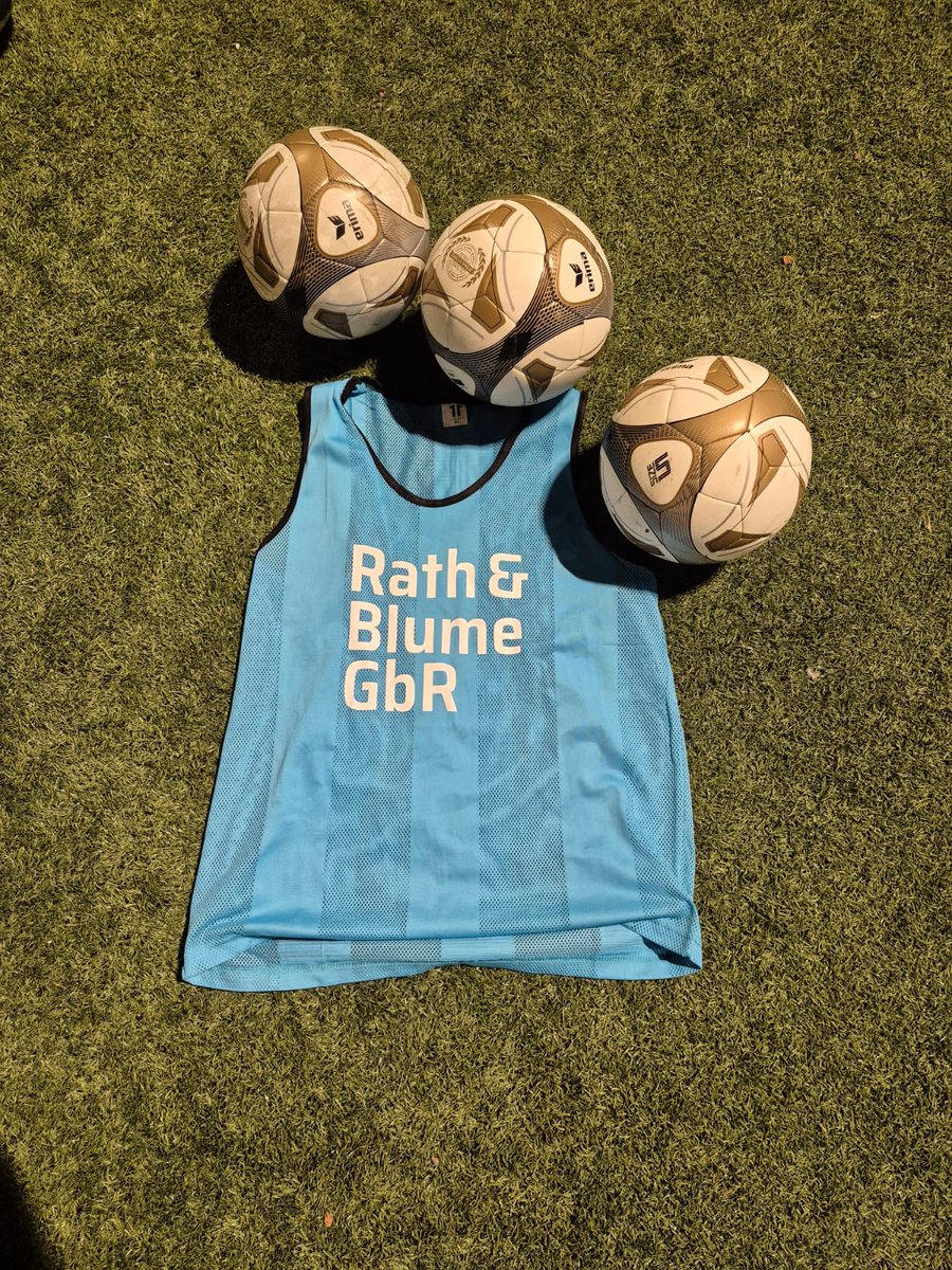 RathBlume's tweet photo. Für die zweite Herren vom TSV Neustadt haben wir frische blaue Leibchen bereitgestellt.
Perfekt für Training und Spielvorbereitung.

Wir haben uns, wie immer, um die Umsetzung gekümmert. Schnell, sauber und direkt einsatzbereit.

Kleine Unterstützung, großer Nutzen! https://t.co/9jtuVgUZwA