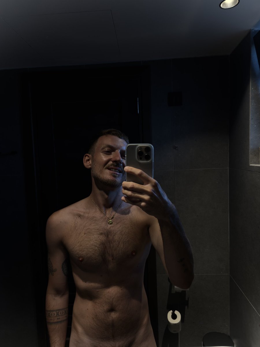 aboutluca_'s tweet photo. Time for a shower 💦
#nude #naked #hairybody #inkedman #pubes #fitguy #gay https://t.co/JAsviCObhs