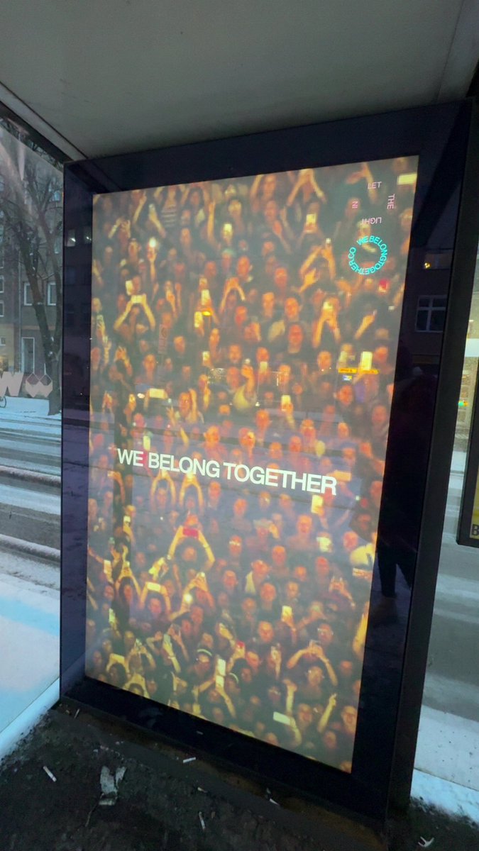 HarryMexOficial's tweet image. En los carteles de We Belong Together vienen impresas distintas frases: 
SEE YOU SON.
LET THE LIGHT IN.
HERE WE GO AGAIN