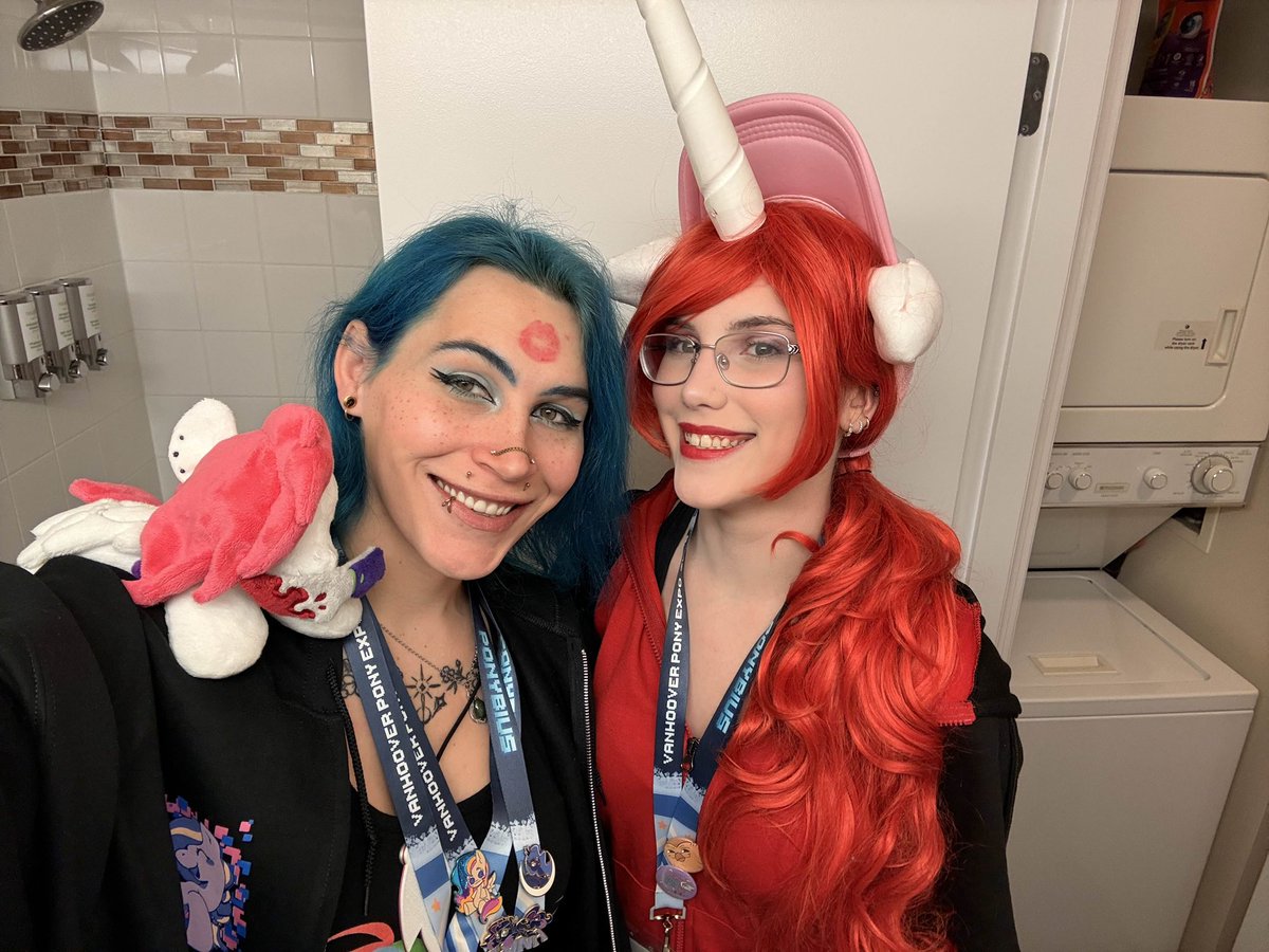 Good bye horses 🥲 until next time once more. Thank you so much <a href="/VanhooverPE/">Vanhoover Pony Expo 🌲🌦</a> for once again having me, I love this con and being princess Apricity. Once more, it’s a great day for Canada and therefore the world