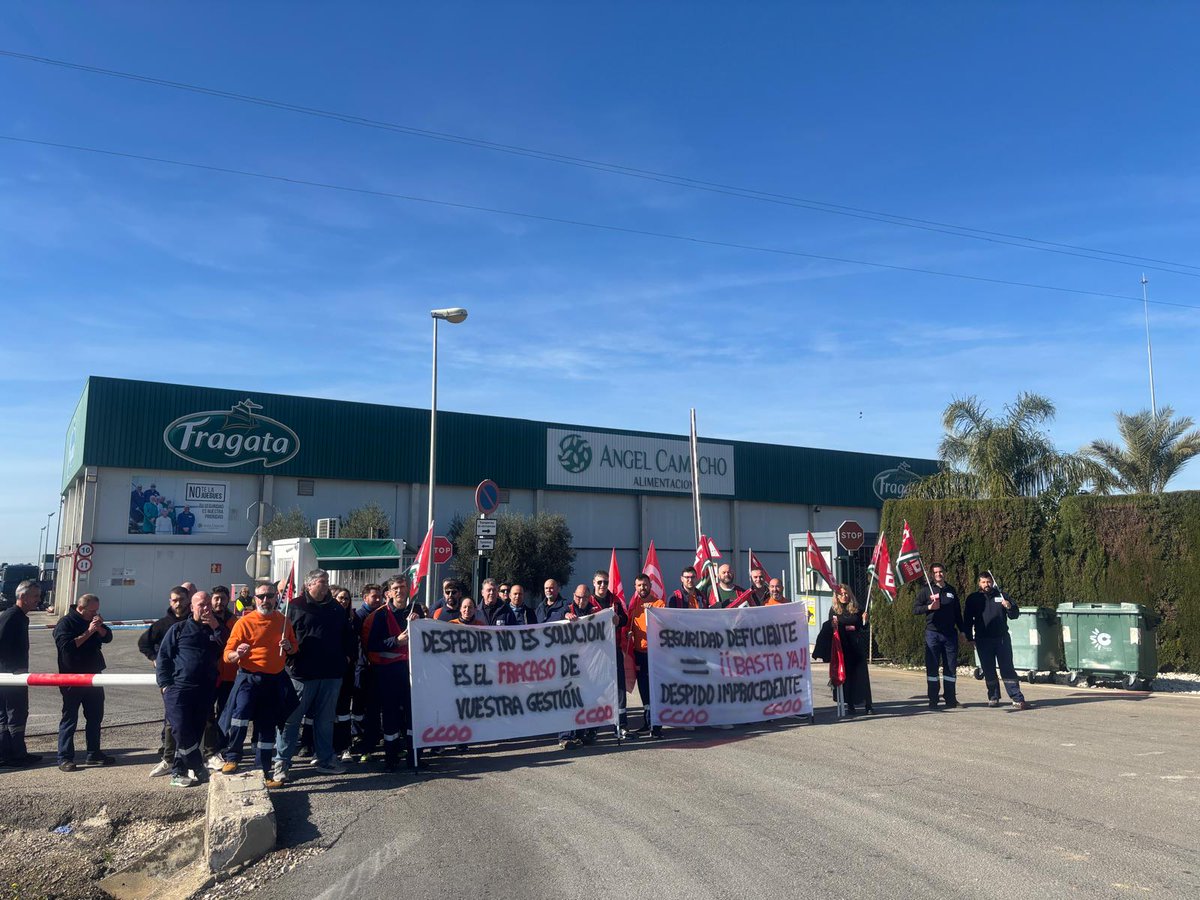 asiccoose's tweet photo. 🔴 📢 #Concentracion por #despidos en Ángel Camacho Alimentacion‼️#SiNosTocanAUnoNosTocanATodos

ℹ️ #Hoy dejamos clara nuestra postura contraria a la política de la empresa y no pararemos en la defensa de los puestos de trabajo. 
#CCOOSeMueve
#CCOOIndustriaSevilla https://t.co/EDRIpDEUxi