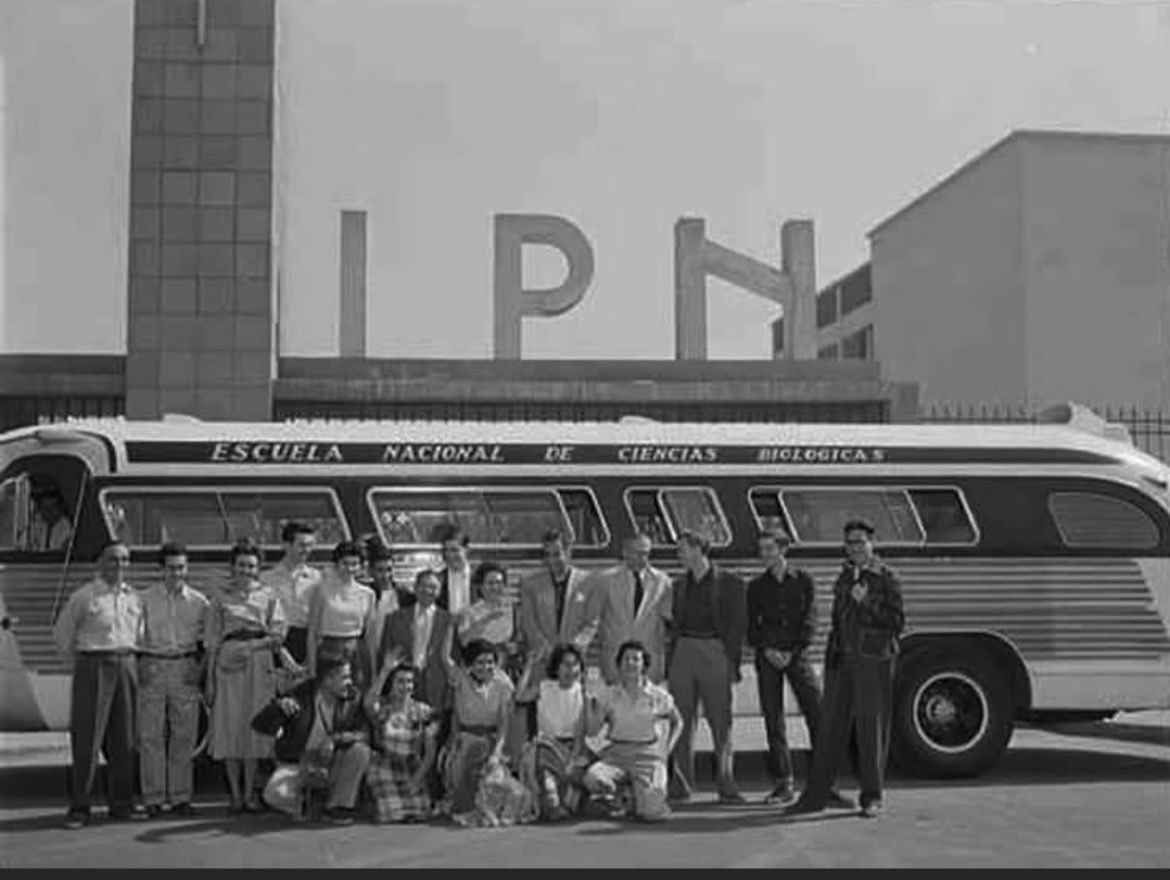 ¡ Feliz inicio de semana Politécnicos !
Un grupo de estudiantes de la Escuela Nacional de Ciencias Biológicas del Instituto Politécnico Nacional, fotografíados frente a un autobus a las afueras del "Cuadrilátero" Casco de Santo Tomás en la década de los años sesenta.