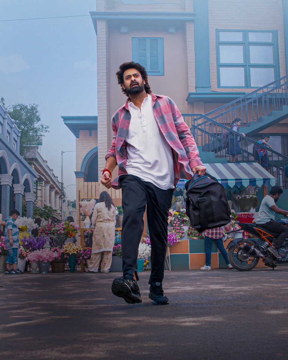 मारुति के निर्देशन में बनी हॉरर-कॉमेडी फिल्म  
'द राजा साब', जिसमें प्रभास लीड रोल में हैं, रिलीज के महज एक दिन बाद ही ऑनलाइन लीक हो गई 😡

संक्रांति से पहले सिनेमाघरों में आई फिल्म की पायरेसी के बाद हैदराबाद साइबर क्राइम पुलिस ने सख्त कार्रवाई शुरू कर दी है।

इस बीच चौंकाने वाली