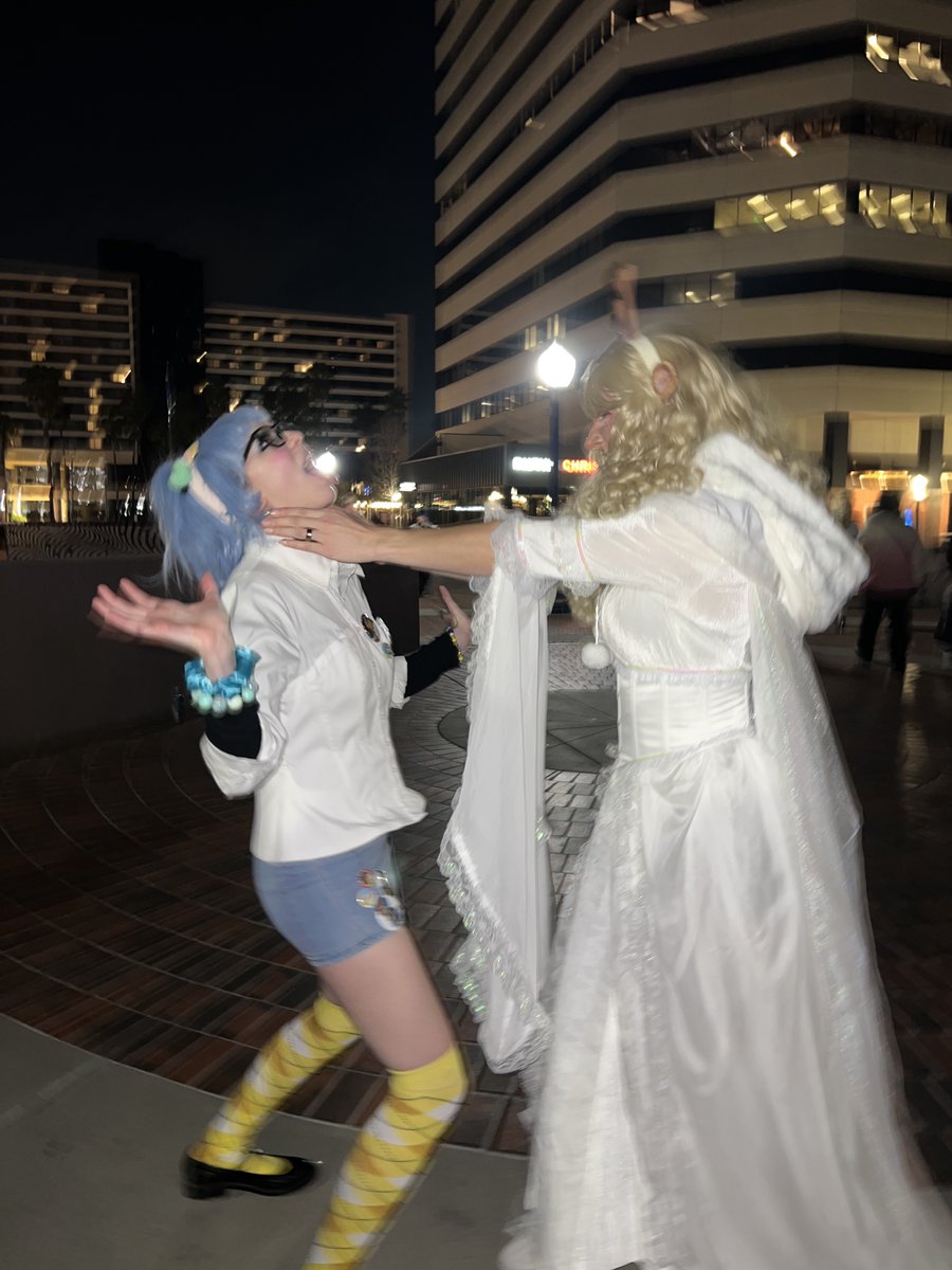 I didn’t get their @ but this Berdly cosplayer asking me to strangle them was so damn funny 😭

#DELTARUNE #noelleholiday #Berdly