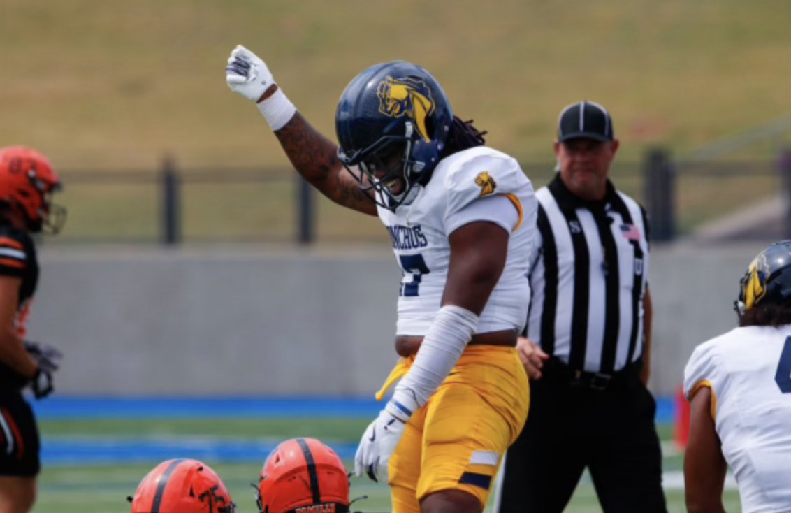 Central Oklahoma DL Darius Hampton is entering the transfer portal, <a href="/PeteNakos/">Pete Nakos</a> reports. 

The 6-foot-3, 240-pound DL posted 7 TFLs, 4 sacks and 31 QB hurries in 2025. 

on3.com/transfer-porta…