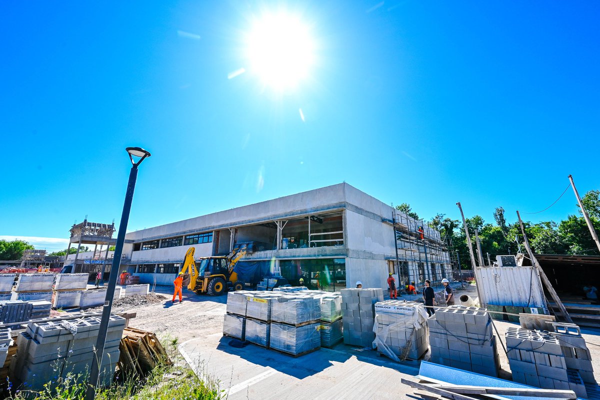 magariovero's tweet photo. Además, avanzamos en la construcción del Polo Educativo del barrio La Carolina, en #FlorencioVarela, para sumar más de 1.000 vacantes a la oferta educativa del barrio, integrando y mejorando la calidad de vida de los vecinos.

En la Provincia, la educación pública es un derecho que implica más acceso, más oportunidades y más progreso💙