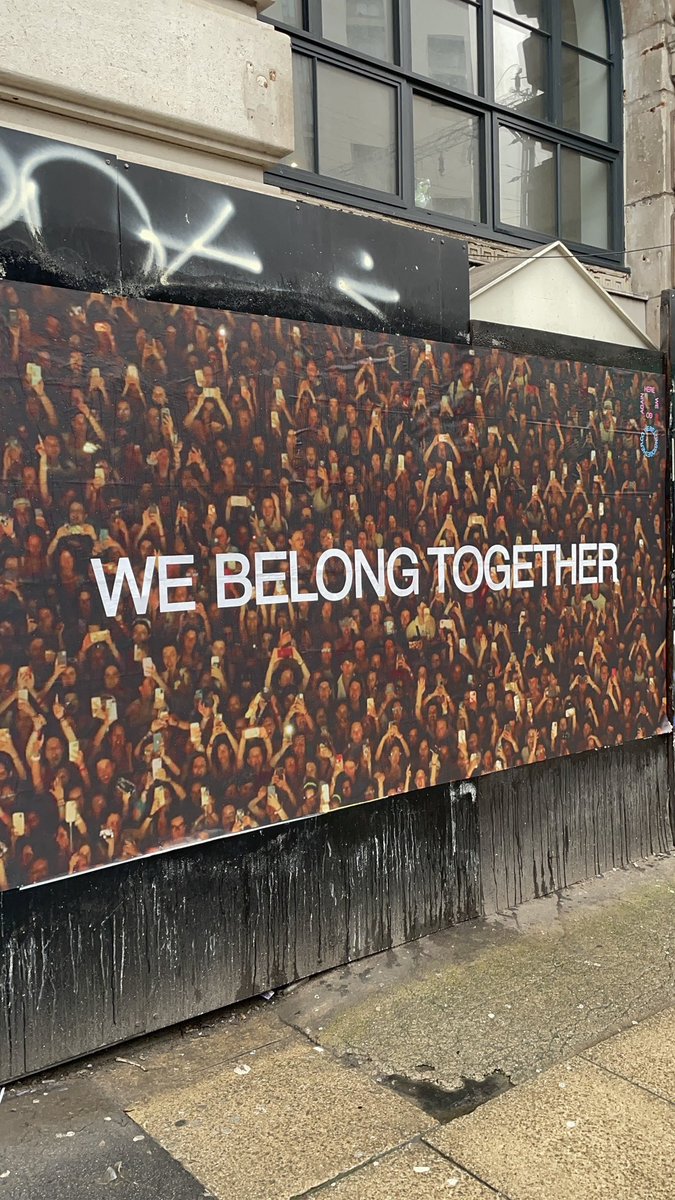 harrysbrasil's tweet photo. Frases encontradas nos banners do “WE BELONG TOGETHER” nas cidades até o momento:

Here We Go Again — “Aqui vamos nós de novo”
• See You Very Soon — “Vejo vocês muito em breve”
• It’s All Waiting There — “Está tudo esperando lá”
• Let the Light In — “Deixe a luz entrar” https://t.co/YHnz74YGVm