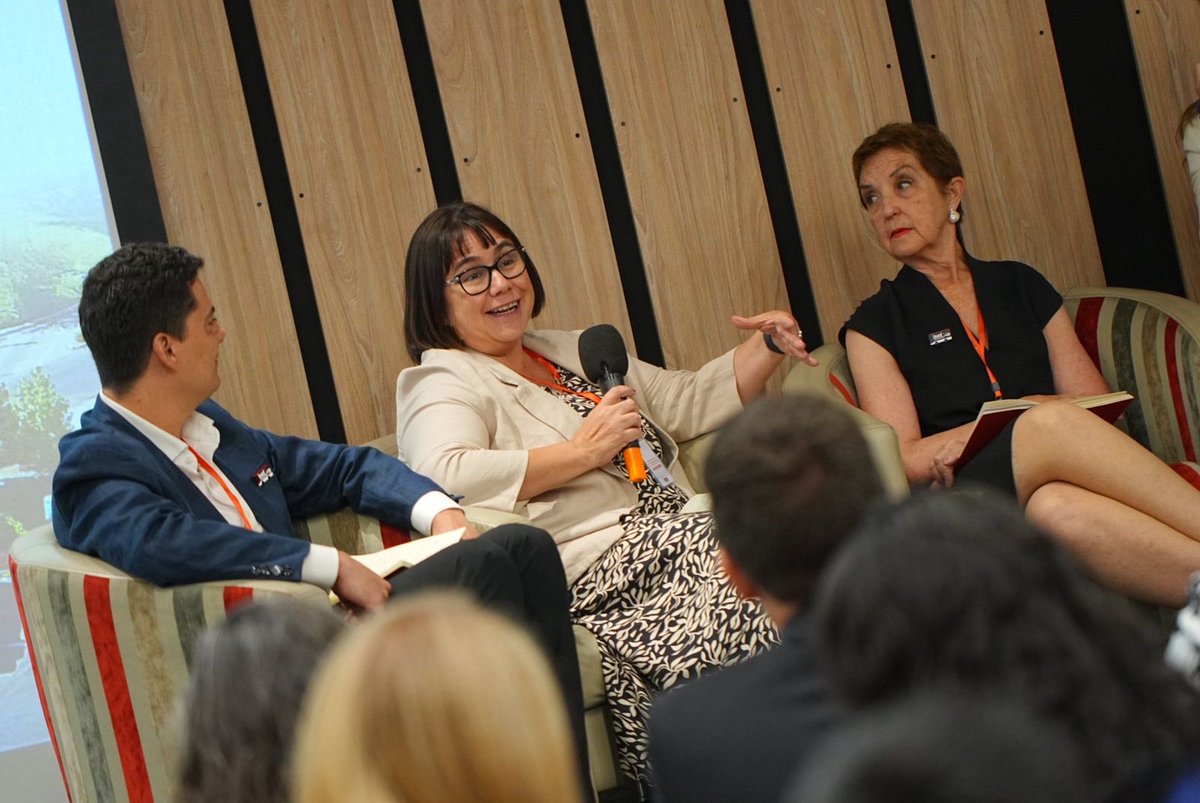 DTPMet's tweet photo. #EncuentroRed
Panel I: Electromovilidad: La Consolidación de una Política de Estado.
📋 Participan ex ministros y actores relevantes en la transformación a la electromovilidad del Transporte Público como política de Estado. https://t.co/vQ7yaar8mE
