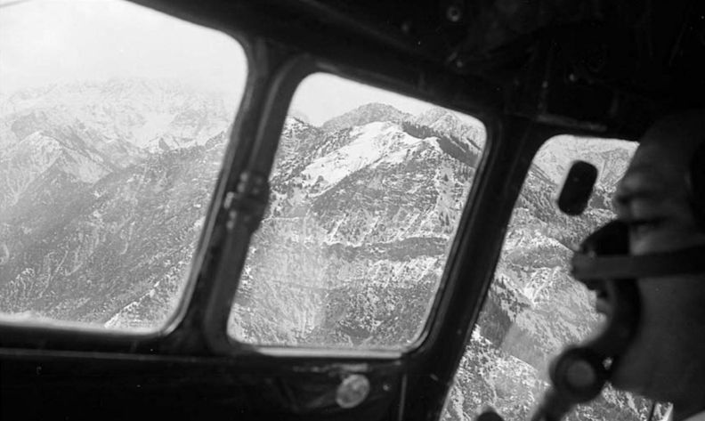 facesofchitral's tweet photo. DC-3 approaches Lawari Pass at 12,100 ft, then descends into Chitral Valley with stunning views of the majestic Hindu Kush mountains.
Dated: 18-02-1962

More on https://t.co/N0enpR5gKa

#facesochitral #chitralvalley #lawaripass #hindukush
#aviationphotography
#celebratingwalikhan https://t.co/eLrTLIYAxF