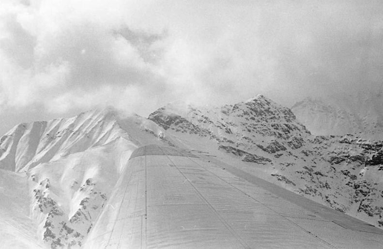 facesofchitral's tweet photo. DC-3 approaches Lawari Pass at 12,100 ft, then descends into Chitral Valley with stunning views of the majestic Hindu Kush mountains.
Dated: 18-02-1962

More on https://t.co/N0enpR5gKa

#facesochitral #chitralvalley #lawaripass #hindukush
#aviationphotography
#celebratingwalikhan https://t.co/eLrTLIYAxF