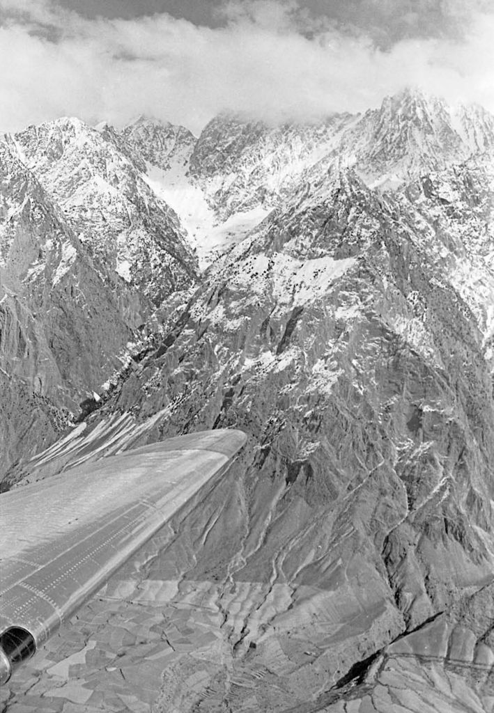 facesofchitral's tweet photo. DC-3 approaches Lawari Pass at 12,100 ft, then descends into Chitral Valley with stunning views of the majestic Hindu Kush mountains.
Dated: 18-02-1962

More on https://t.co/N0enpR5gKa

#facesochitral #chitralvalley #lawaripass #hindukush
#aviationphotography
#celebratingwalikhan https://t.co/eLrTLIYAxF