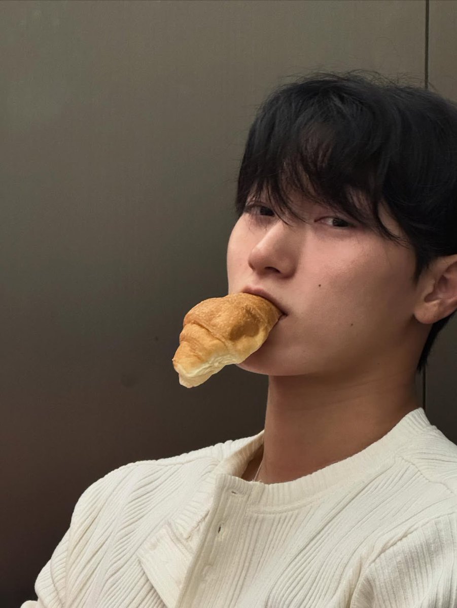 star_23sharp's tweet image. 빵물고 형 이렇게 쳐다보는건 무슨의미임?