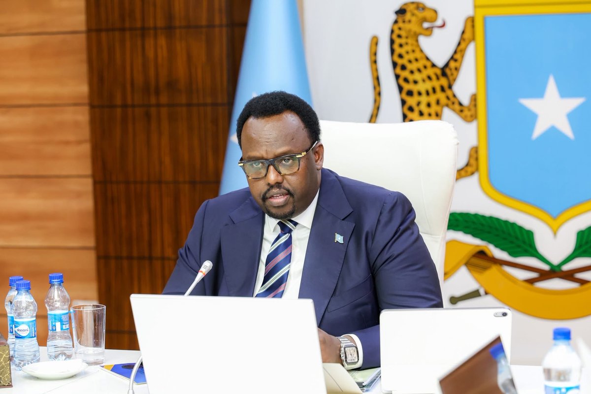 SomaliPM's tweet photo. Muqdisho, Isniin, 12 Janaayo 2026:-– Golaha Wasiirrada Xukuumadda Jamhuuriyadda Federaalka Soomaaliya oo maanta yeeshay kulan uu guddoominayey Ra’iisul Wasaare Ku-xigeenka Xukuumadda Federaalka Soomaaliya, Mudane Saalax Axmed Jaamac, ayaa lagu buriyay dhammaan heshiisyadii iyo is-afgaradyadii ay Dowladda Soomaaliya la gashay Dowladda Isutagga Imaaraadka Carabta, kuwaas oo la xiriiray dhinacyada iskaashiga amni iyo difaac ee laba geesoodka ah. 

Go’aankaan waxa uu khuseeyaa dhammaan heshiisyada iyo wadashaqaynta ay ku joogeen dekadaha Berbera, Boosaaso, iyo Kismaayo, Go’aankaan ayaa la xiriiray warbixinno iyo caddaymo xooggan oo ku saabsan tillaabooyin gurracan oo lagu dhibaataynayo gobonnimada, midnimada Qaranka, iyo madaxbannaanida siyaasadeed ee Jamhuuriydda Federaalka Soomaaliya. 

Dowladda Soomaaliya, waxa ay ku caddaynaysaa masuuliyaddeeda iyo xuquuqdeeda madaxbannaani ee la xiriirta dhulkeeda, dekadaheeda, arrimaheeda amniga, iyo arrimaheeda dibedda.

Golaha Wasiirrada ayaa sidoo kale ansixiyey Hindise-sharciyeedka Ilaalinta Madax-bannaanida iyo Midnimada dhuleed ee Jamhuuriyadda F. Soomaaliyeed, Hindise-sharciyeedka Taxkiimka, Xeer-nidaamiyaha Sanduuqa Qaran ee Maareynta Khataraha musiibooyinka dalka (NDRMF) iyo Xeer-nidaamiyaha Sharciga Adeegyada Shirkadaha.

Hindise Sharciyeedka illaalinta madax-bannaanida iyo midnimada dhuleed oo ka kooban dhawr iyo tobon qodob, ayaa mamnuucaya heshiis kasta oo ay maamul hoosaadyada iyo hey’adaha gaarka ah la galaan cid shisheeye ah, iyada oo aanan wax ogeysiin iyo oggolaansho laga haysanin dowladda federaalka Soomaaliya, korjoogtayna aysan ku lahayn wasaaradda uu heshiiskaas khuseeyo. 

- DHAMMAAD -
Cabdinaasir Axmed Bashiir
Afhayeenka Xukuumadda, ahna
Agaasimaha Warfaafinta iyo Xiriirka Dadweynaha, XRW
E-mail: media@opm.gov.so
Tel: +252 771 770 958
Facebook: https://t.co/YKZCOeyDUC
X (Twitter): https://t.co/ArF3xaczPX
Flickr: https://t.co/s5GJxMu8kr
Instagram: https://t.co/CtZQ5W4D0Q
YouTube: https://t.co/IOZULHmsnT
Website: https://t.co/ZZ2E1Djkp9