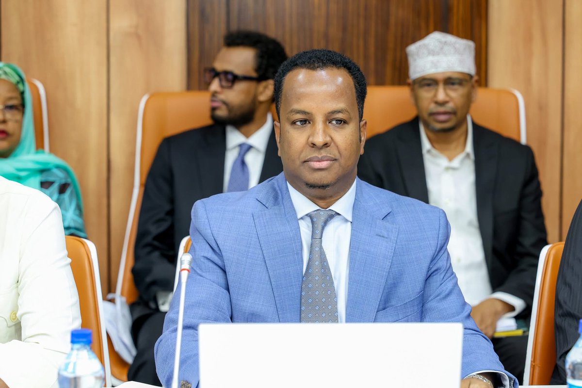 SomaliPM's tweet photo. Muqdisho, Isniin, 12 Janaayo 2026:-– Golaha Wasiirrada Xukuumadda Jamhuuriyadda Federaalka Soomaaliya oo maanta yeeshay kulan uu guddoominayey Ra’iisul Wasaare Ku-xigeenka Xukuumadda Federaalka Soomaaliya, Mudane Saalax Axmed Jaamac, ayaa lagu buriyay dhammaan heshiisyadii iyo is-afgaradyadii ay Dowladda Soomaaliya la gashay Dowladda Isutagga Imaaraadka Carabta, kuwaas oo la xiriiray dhinacyada iskaashiga amni iyo difaac ee laba geesoodka ah. 

Go’aankaan waxa uu khuseeyaa dhammaan heshiisyada iyo wadashaqaynta ay ku joogeen dekadaha Berbera, Boosaaso, iyo Kismaayo, Go’aankaan ayaa la xiriiray warbixinno iyo caddaymo xooggan oo ku saabsan tillaabooyin gurracan oo lagu dhibaataynayo gobonnimada, midnimada Qaranka, iyo madaxbannaanida siyaasadeed ee Jamhuuriydda Federaalka Soomaaliya. 

Dowladda Soomaaliya, waxa ay ku caddaynaysaa masuuliyaddeeda iyo xuquuqdeeda madaxbannaani ee la xiriirta dhulkeeda, dekadaheeda, arrimaheeda amniga, iyo arrimaheeda dibedda.

Golaha Wasiirrada ayaa sidoo kale ansixiyey Hindise-sharciyeedka Ilaalinta Madax-bannaanida iyo Midnimada dhuleed ee Jamhuuriyadda F. Soomaaliyeed, Hindise-sharciyeedka Taxkiimka, Xeer-nidaamiyaha Sanduuqa Qaran ee Maareynta Khataraha musiibooyinka dalka (NDRMF) iyo Xeer-nidaamiyaha Sharciga Adeegyada Shirkadaha.

Hindise Sharciyeedka illaalinta madax-bannaanida iyo midnimada dhuleed oo ka kooban dhawr iyo tobon qodob, ayaa mamnuucaya heshiis kasta oo ay maamul hoosaadyada iyo hey’adaha gaarka ah la galaan cid shisheeye ah, iyada oo aanan wax ogeysiin iyo oggolaansho laga haysanin dowladda federaalka Soomaaliya, korjoogtayna aysan ku lahayn wasaaradda uu heshiiskaas khuseeyo. 

- DHAMMAAD -
Cabdinaasir Axmed Bashiir
Afhayeenka Xukuumadda, ahna
Agaasimaha Warfaafinta iyo Xiriirka Dadweynaha, XRW
E-mail: media@opm.gov.so
Tel: +252 771 770 958
Facebook: https://t.co/YKZCOeyDUC
X (Twitter): https://t.co/ArF3xaczPX
Flickr: https://t.co/s5GJxMu8kr
Instagram: https://t.co/CtZQ5W4D0Q
YouTube: https://t.co/IOZULHmsnT
Website: https://t.co/ZZ2E1Djkp9