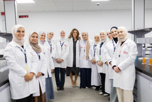 جلالة الملكة رانيا العبدالله تزور مصنع لشركة أدوية الحكمة في السلط 