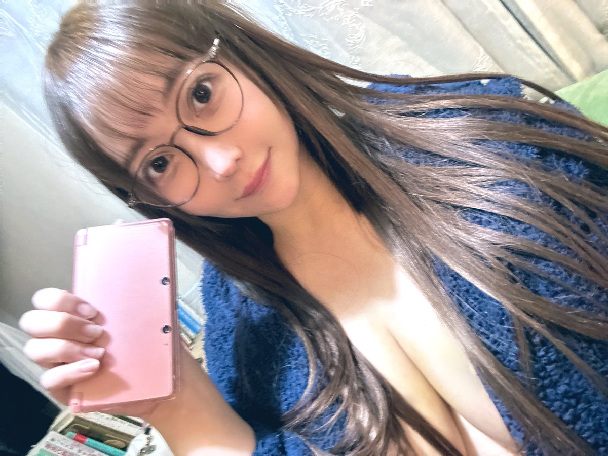 お陰様で個撮団体ともに完売しました❣️
ありがとうございます❣️❣️😭😭😭
オフ会はあと少し枠があります！

ちなみに...昔の
3DS 欲しい方居ないですよね？笑

オフ会に来てくださったらお譲りします🙇‍♂️
いらないか😹
(エクステつけた) https://t.co/rU6afvRCmK
