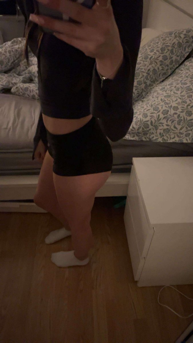 Bonusdottern's tweet image. Är det min 18 åriga röv som får fram kuken hihiii? Isåfall har jag mer att visa🙈