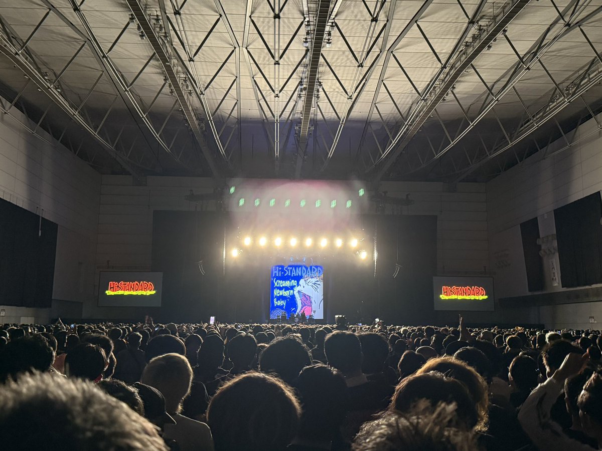 OMO_CustomPaint's tweet photo. 約10年振りのハイスタ。
新体制後初のツアー初日はとても素敵なライブでした！
いくつ歳を重ねても自分の青春だなと再認識しました。
メーカー勤務時に担当した難波さんのベースもステージで見られて感無量でグッとくるものがありました。
嬉しい限りです！ https://t.co/KaVe5oYuk8