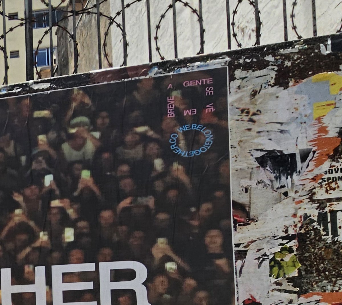 harrysbrasil's tweet image. O banner em São Paulo possui a mensagem escrita em português “A GENTE SE VÊ EM BREVE” 👀🇧🇷