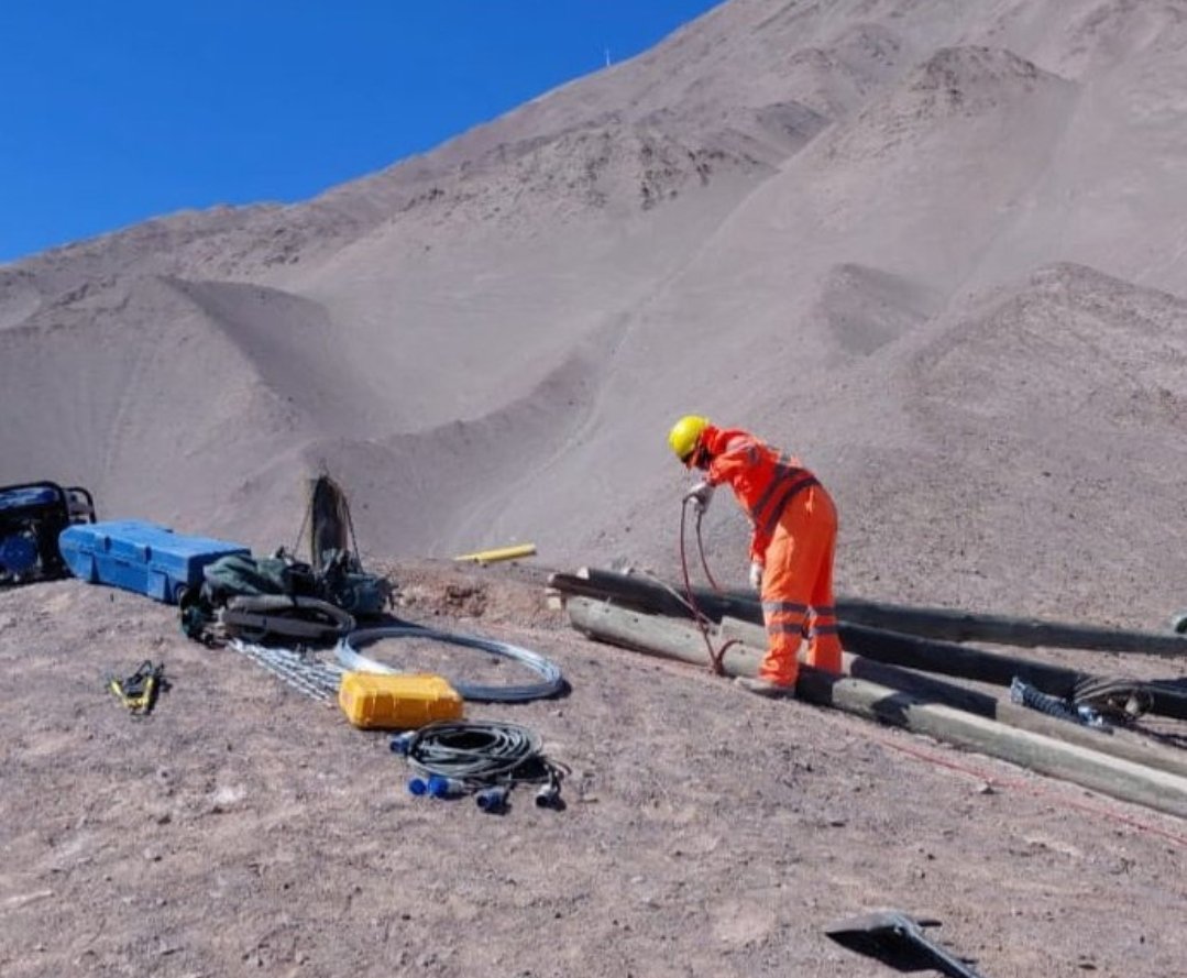 jorgesolimano's tweet image. #iquique #altohospicio.
Este fin de semana fueron  4.500 metros de cable eléctrico de cobre robados  y la destrucción de 11 postes  en el sector de Alto Molle, en la comuna de #Iquique.
Se aprecia postes de madera