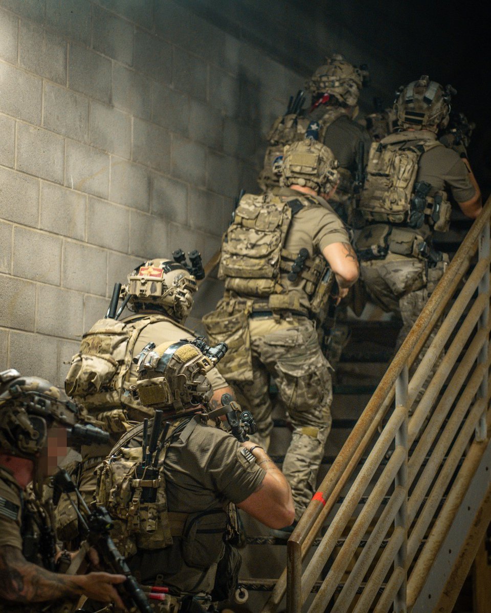 PSWaveRelay's tweet photo. Breaching a structure? The MPU5 bounces comms through teammates as you move—no dead zones, no dropped signals, no guessing.
-
-
-
#MPU5 #WaveRelay https://t.co/ltFYljcv83