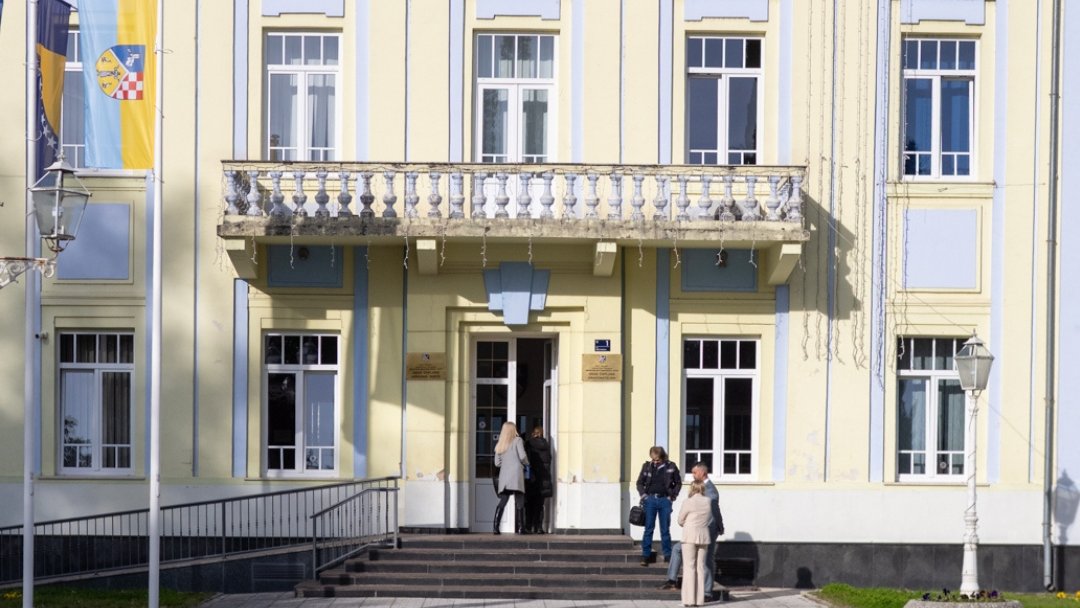 UNDPBiH's tweet photo. 📍Čapljina 🇧🇦 #CleanEnergyForAll
#EnergyEfficiency in the City Administration building lowers heating costs & modernises infrastructure - but its real impact is felt in warmer spaces, healthier workplaces & more humane public services.
https://t.co/HBMyrT7Ud7
#GreenClimateFund https://t.co/nPMNJsyxYw