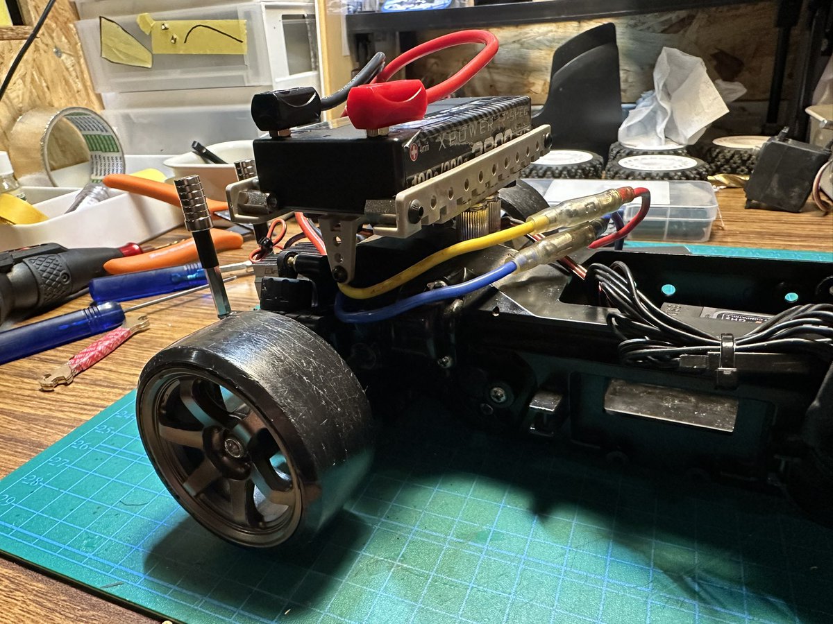 purpletrueno's tweet image. タミヤの工作キットのみでバッテリーホルダー出来たわ。笑
5mm刻みで位置がずらせるので色々試せそう。|ωㆆ)
黒で塗ろうかな…(ﾟ∀ﾟ)ｼﾛﾀﾞｾｰ

#TL01
#2駆ドリ