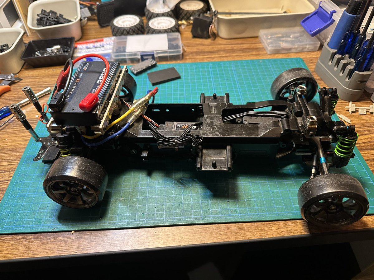 purpletrueno's tweet image. タミヤの工作キットのみでバッテリーホルダー出来たわ。笑
5mm刻みで位置がずらせるので色々試せそう。|ωㆆ)
黒で塗ろうかな…(ﾟ∀ﾟ)ｼﾛﾀﾞｾｰ

#TL01
#2駆ドリ