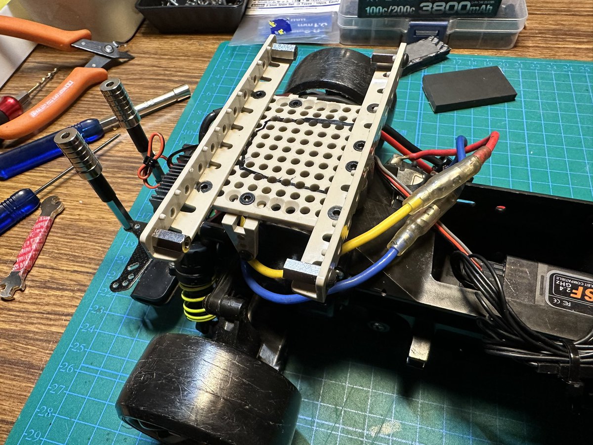 purpletrueno's tweet image. タミヤの工作キットのみでバッテリーホルダー出来たわ。笑
5mm刻みで位置がずらせるので色々試せそう。|ωㆆ)
黒で塗ろうかな…(ﾟ∀ﾟ)ｼﾛﾀﾞｾｰ

#TL01
#2駆ドリ