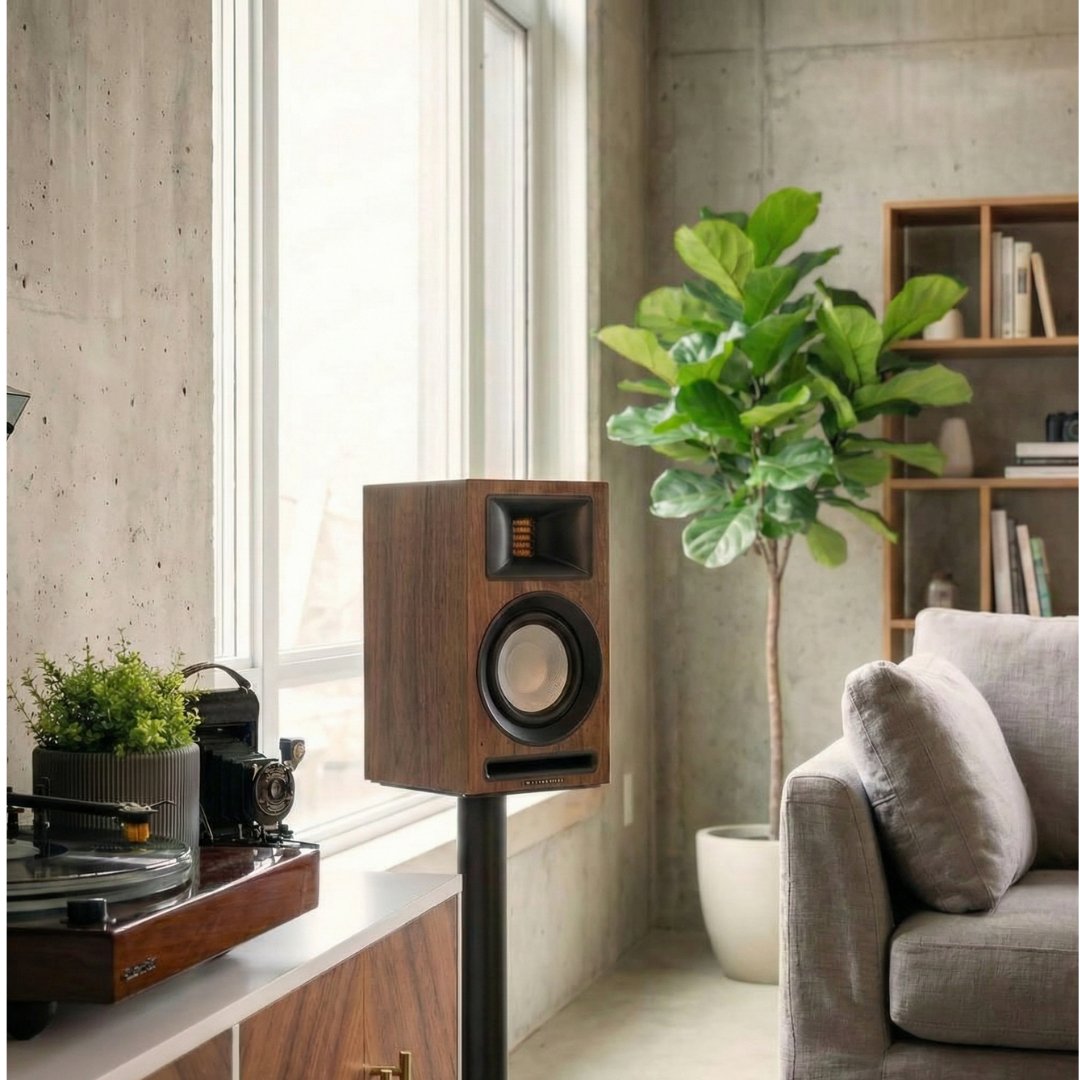 Fluance's tweet image. Ri71 puts music where it belongs—vocals center, instruments spread, bigger room vibe. What do you listen for first: vocals, bassline, or tiny details?
#MyFluance #VinylLifestyle #SoundAndStyle #HiFiAtHome