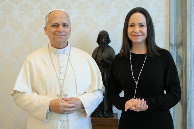 AlertaNews24's tweet photo. 🇻🇦 🇻🇪 | El papa León XIV recibió en la Santa Sede de la Ciudad del Vaticano a la líder opositora venezolana, María Corina Machado. https://t.co/vM9oN2RhRk