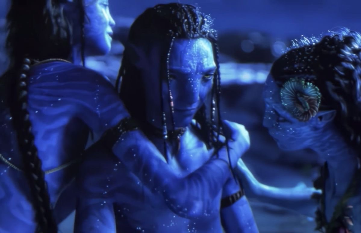 dailytsireya's tweet photo. the way lo’ak isn’t even hugging them back. he’s just… gone. kiri and tsireya are holding onto a shell. he tried to go home to neteyam and they wouldn’t let him. i have never felt a pain like this from a single frame. https://t.co/UnDpx1WaT1