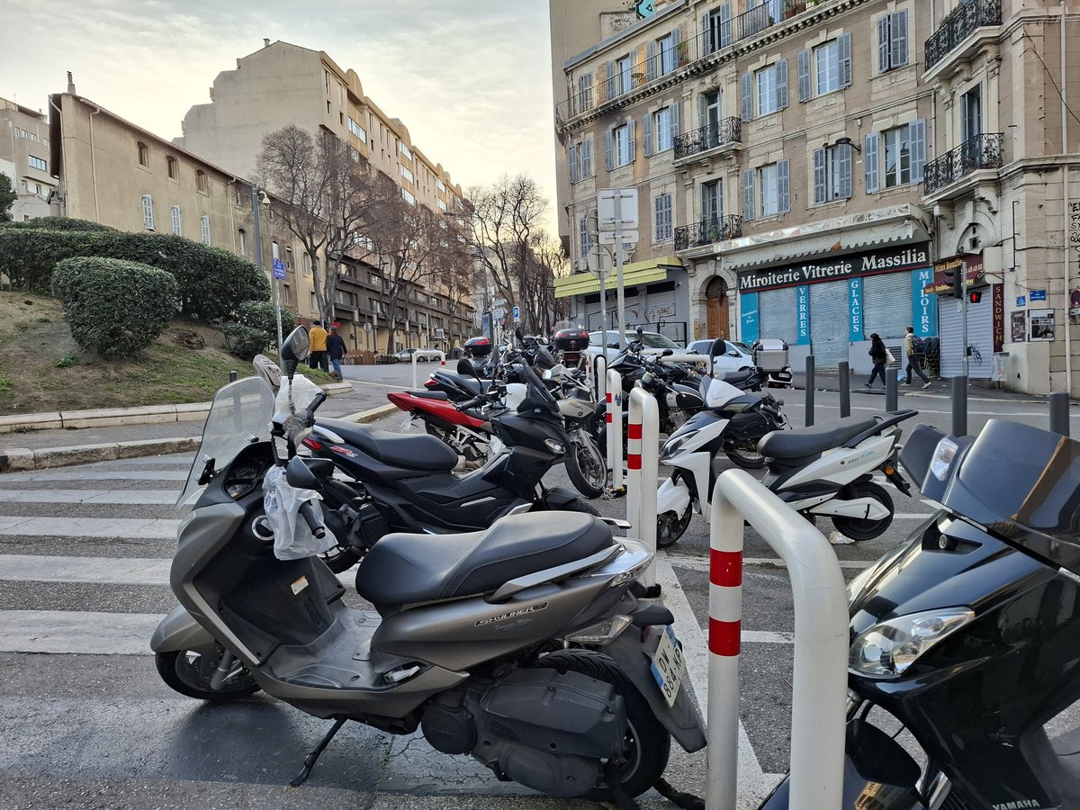 DaneMarseille's tweet photo. On crée du stationnement pour #2RM et ils débordent quand-même  et deviennent @RasLeScoot #Marseille https://t.co/XqEvHo3kXZ