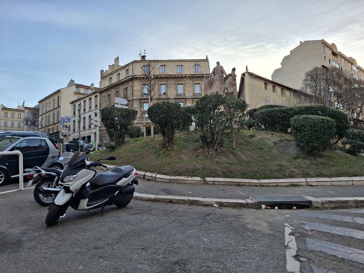 DaneMarseille's tweet photo. On crée du stationnement pour #2RM et ils débordent quand-même  et deviennent @RasLeScoot #Marseille https://t.co/XqEvHo3kXZ