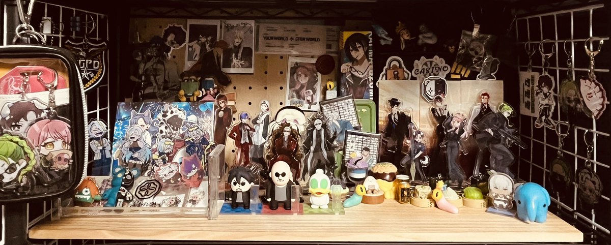 やっと正月休みを迎えたので、推し棚整理した。まだ出せてないグッズも