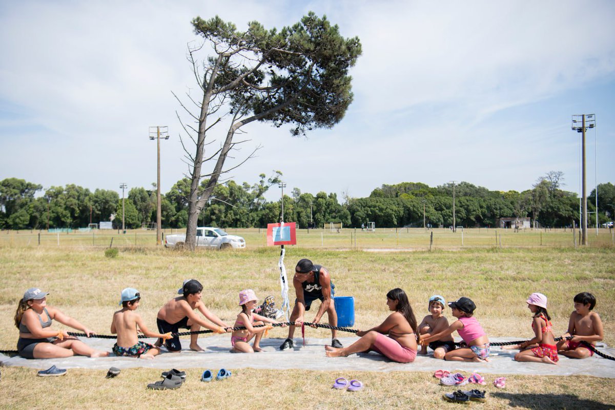 BAProvincia's tweet image. ¡Se disfrutan las vacaciones en las Escuelas Abiertas en Verano! 😎☀️

📍 En #Miramar y en cada uno de los distritos de la provincia, miles de chicos y chicas aprovechan su derecho a divertirse, aprender, compartir y pasarla bien en estos espacios que continuarán durante todo