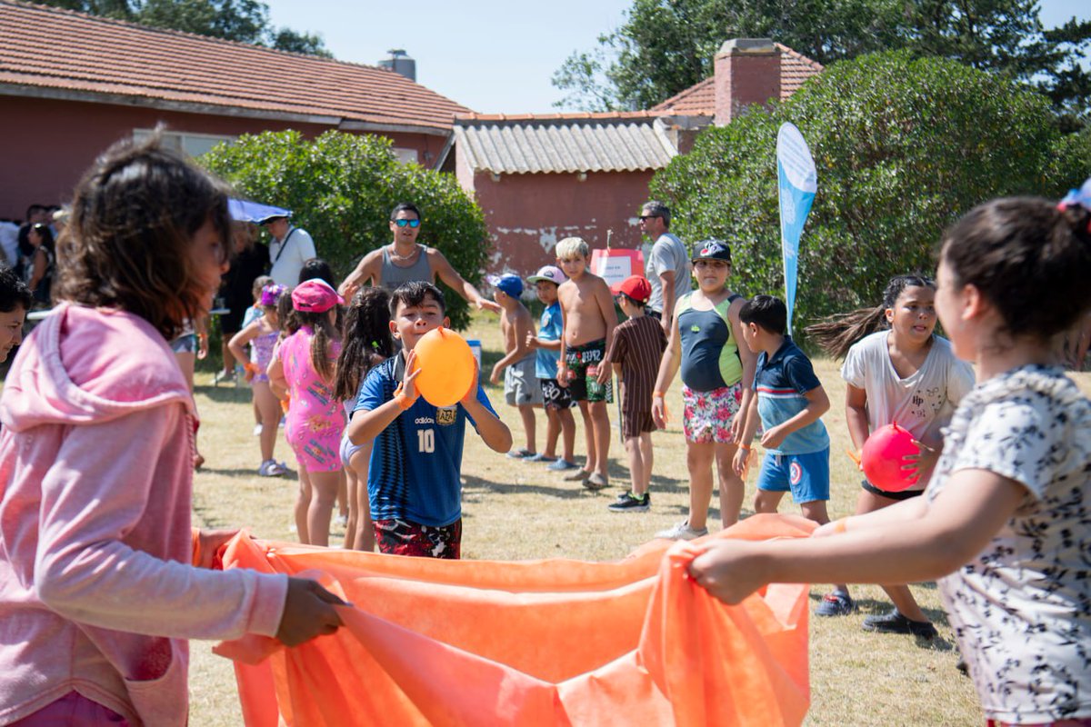 BAProvincia's tweet image. ¡Se disfrutan las vacaciones en las Escuelas Abiertas en Verano! 😎☀️

📍 En #Miramar y en cada uno de los distritos de la provincia, miles de chicos y chicas aprovechan su derecho a divertirse, aprender, compartir y pasarla bien en estos espacios que continuarán durante todo