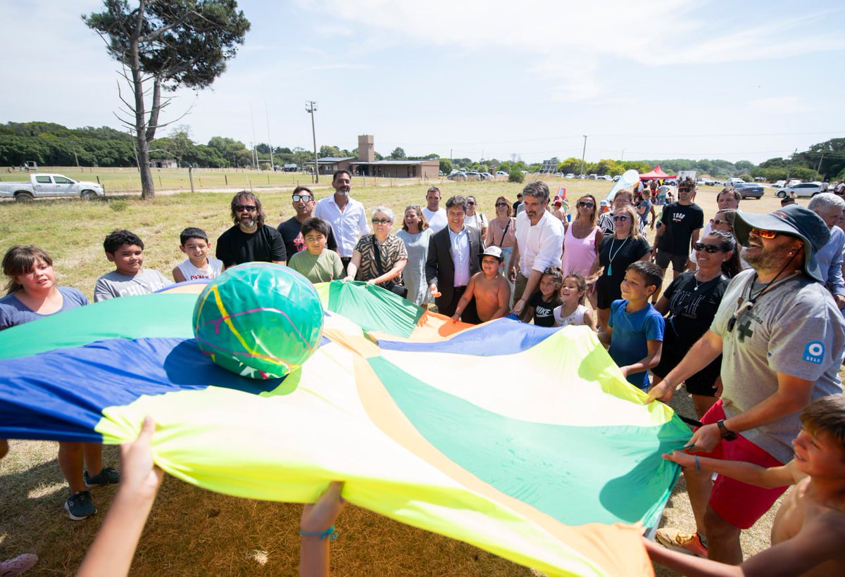 BAProvincia's tweet image. ¡Se disfrutan las vacaciones en las Escuelas Abiertas en Verano! 😎☀️

📍 En #Miramar y en cada uno de los distritos de la provincia, miles de chicos y chicas aprovechan su derecho a divertirse, aprender, compartir y pasarla bien en estos espacios que continuarán durante todo