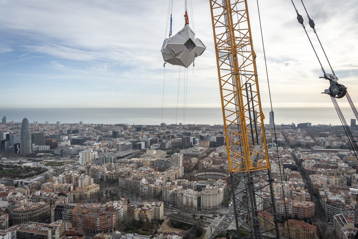 sagradafamilia's tweet photo. Today the third horizontal arm of the cross of the tower of Jesus Christ, facing the apse, has been placed. 🙌 In the coming days, the installation of the fourth and final horizontal arm will be completed, a key milestone that brings us closer to the culmination of the tower with the future placement of the upper arm and, inside it, the sculpture of Agnus Dei. 🔜