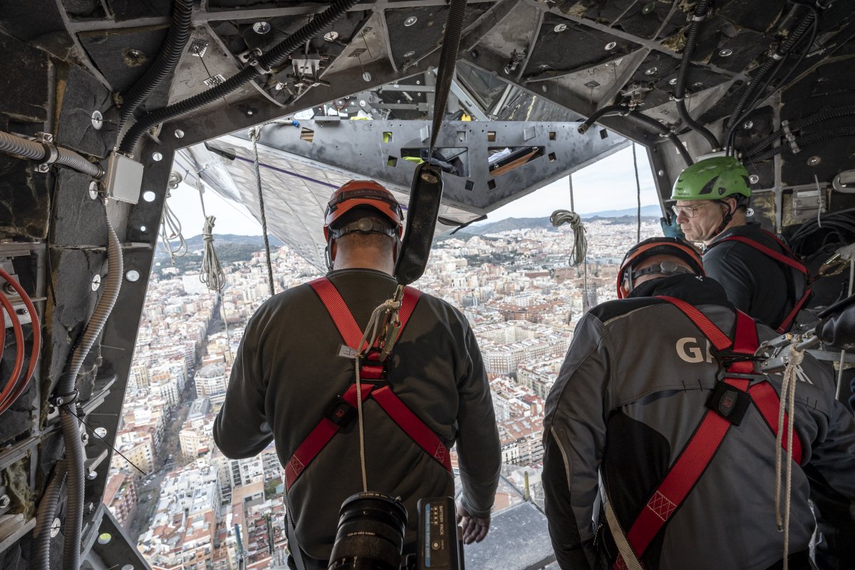 sagradafamilia's tweet photo. Today the third horizontal arm of the cross of the tower of Jesus Christ, facing the apse, has been placed. 🙌 In the coming days, the installation of the fourth and final horizontal arm will be completed, a key milestone that brings us closer to the culmination of the tower with the future placement of the upper arm and, inside it, the sculpture of Agnus Dei. 🔜