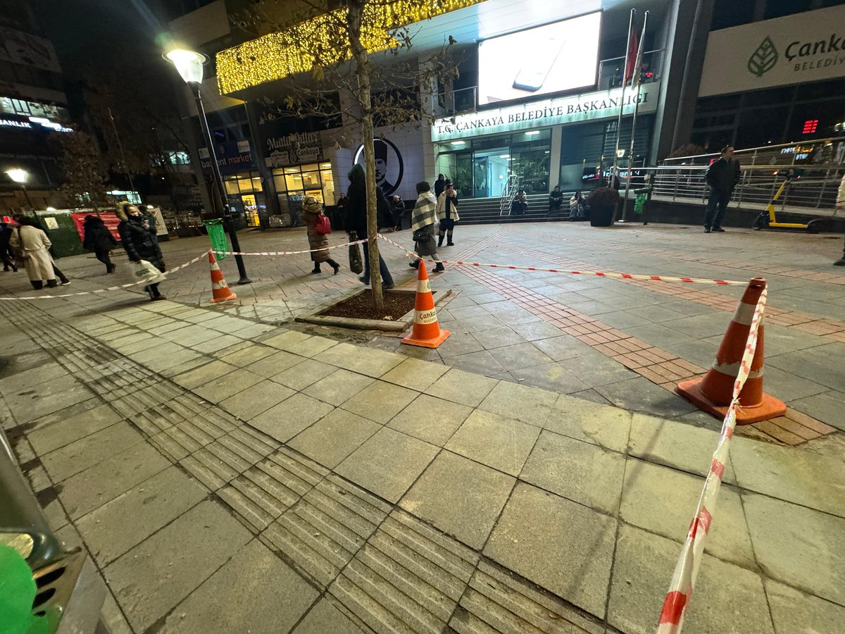 KEŞKE HER SÖZÜMÜZÜ BÖYLE DİNLESENİZ…

Sadece belediye önü değil <a href="/hcanguner/">Hüseyin Can Güner</a> ,
Kızılay’ın tamamı ve Çankaya’nın her köşesi dökülüyor. 😃