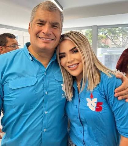TheVerdugoEc's tweet photo. Recordemos que Mafer Vargas, de la RC5, actualmente alcaldesa de Simón Bolivar, era una chica de onlyfans, salía con puros mafiosos, tuvo vínculos con Leandro Norero para financiar su campaña y trafic@r arm@s.

Asi que antes de hablar de otr@s, primero fíjense en los suyos. https://t.co/ZTsIS0Hyw7