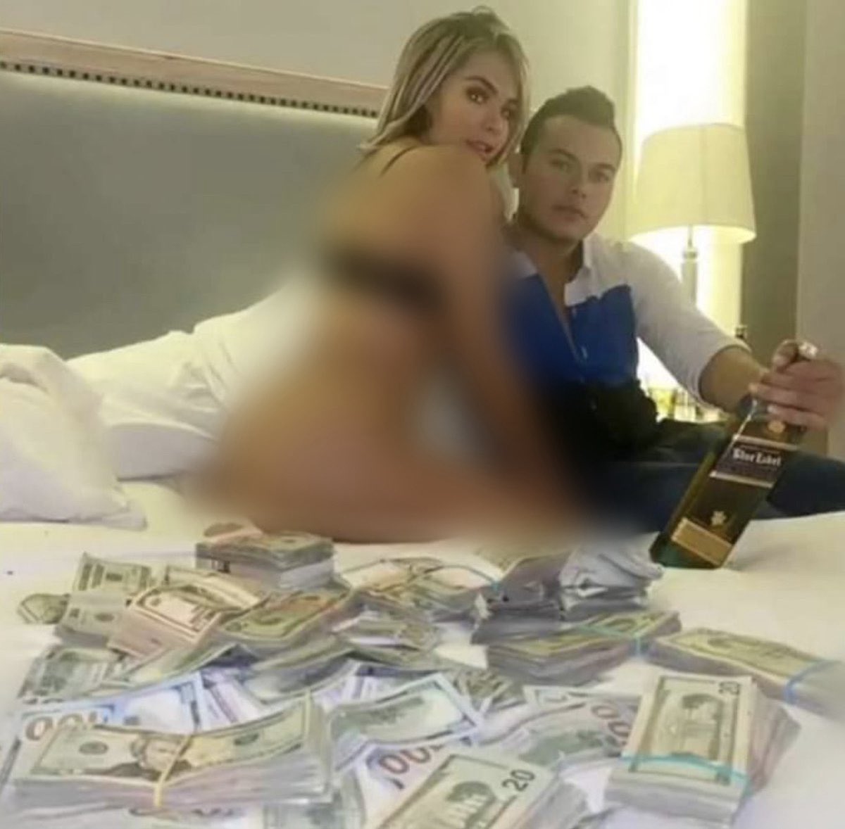 Recordemos que Mafer Vargas, de la RC5, actualmente alcaldesa de Simón Bolivar, era una chica de onlyfans, salía con puros mafiosos, tuvo vínculos con Leandro Norero para financiar su campaña y trafic@r arm@s.

Asi que antes de hablar de otr@s, primero fíjense en los suyos.