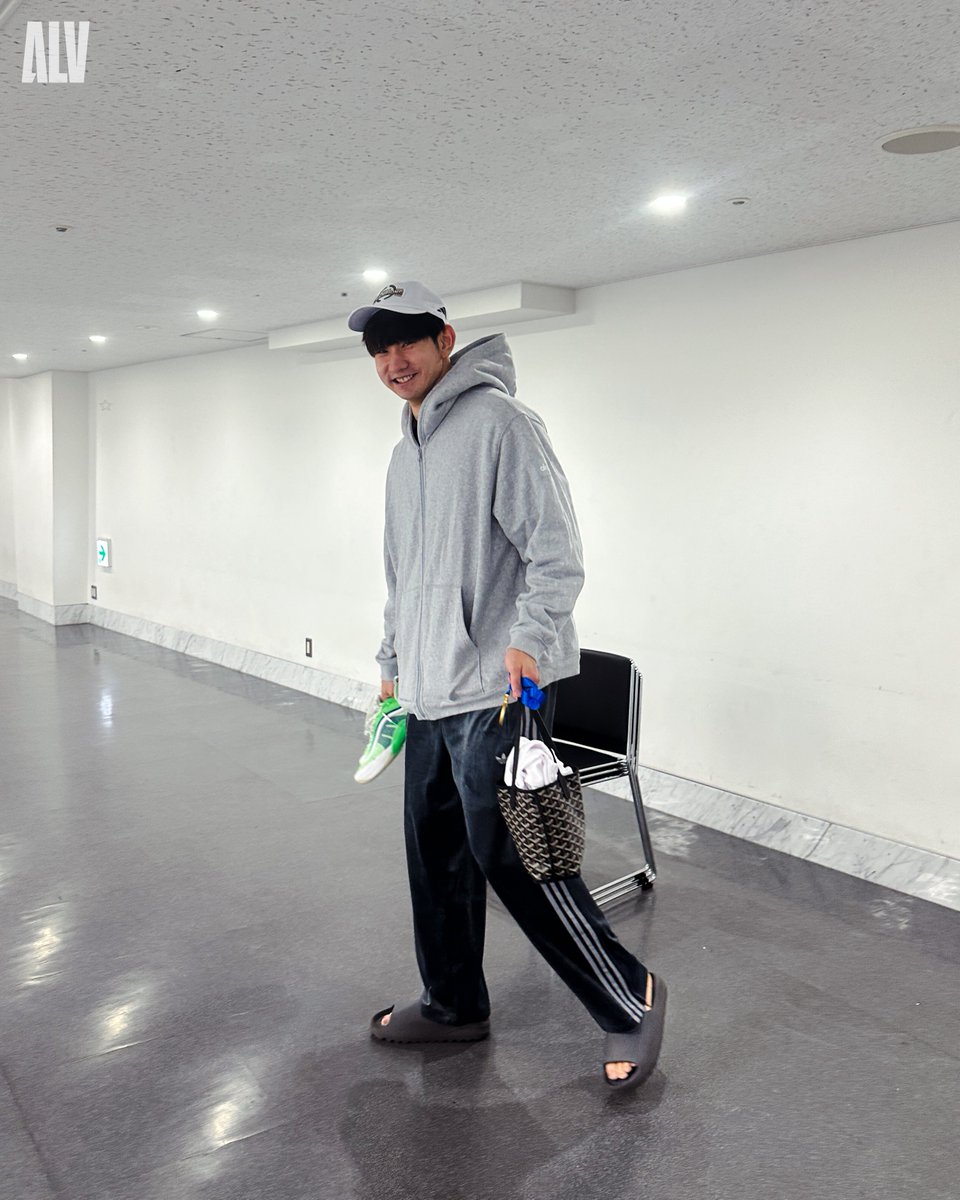 【 🍵連絡 】
「チャンピオンキャップかぶって帰ろっと😊」
笑顔で帰宅していった🍵なのでした

おやすみなさい💤

#アルバルク東京 #GRITUP #天皇杯バスケ