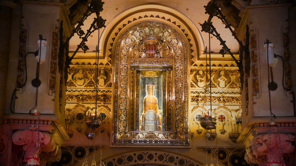 AbMontserrat's tweet photo. Vós, oh Rosa entre les roses,
perfumeu tot el país
des d'aquestes penyes closes,
baluard del paradís.
Sou garant, la més preclara,
de la nostra llibertat.

Goigs a la Mare de Déu de Montserrat ⛪✨ – Mossèn Climent Forner https://t.co/6wwKD8anjK