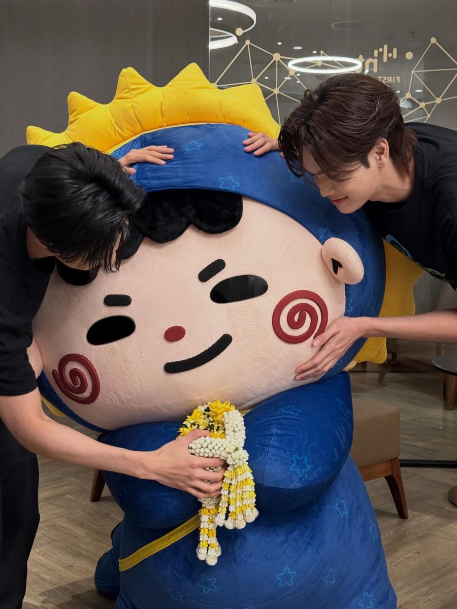 oncesatime's tweet photo. ครอบครัวจูม้าคโม่ทำป๋มอุ๋งอิ๋งอะ

พี่จู : จริง ๆ เราก็มีกันแค่สามคน เป็นครอบครัวเล็ก ๆ ของเราครับ

น้องม้าค : ให้จัมโม่เป็นตัวของตัวเองครับ ถึงใครไม่ชอบก็ไม่เป็นไร แดดดี๊กับดาด๊ารักโม่ที่สุดครับ

จัมโม่ : โม่ม่ายมีใครก้อด้าย แต่โม่ต้องมีแด๊ดกะด๊า

น่ารักกันมากจังงงงง🥺🫳🏻🫳🏻 https://t.co/2kZGrfPhsK