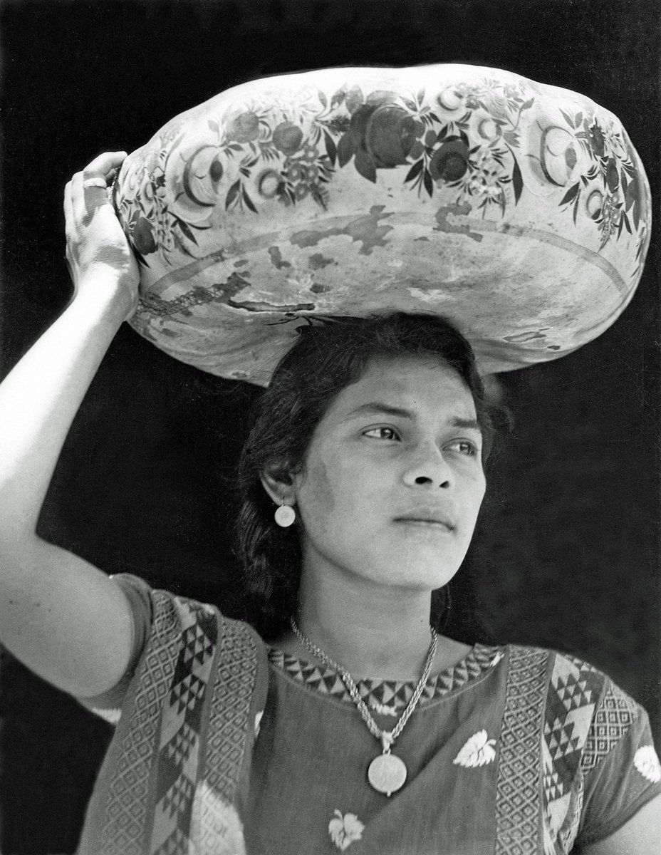 Acnorthall's tweet photo. Tina Modotti, Woman with Jicara on her head, 1929.
Tina Modotti was an Italian and American photographer, model, actor, and revolutionary political activist for the Comintern and active member of the Communist Party Mexico @comunistamexico
#Modotti #TinaModotti #Communist https://t.co/HCKM964xXH