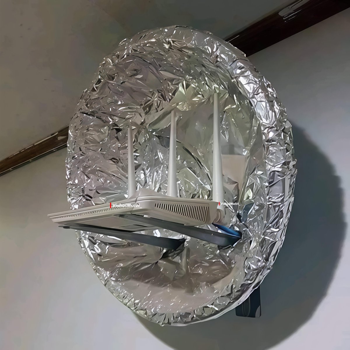 llliiua_'s tweet image. بصفتي مهندس برمجيات،

أؤكد لكم أن وضع ورق ألومنيوم خلف جهاز توجيه الواي فاي يُحسّن الإشارة بشكل ملحوظ.

هذه الحيلة فعّالة جداً. ستشكرونني لاحقًا.