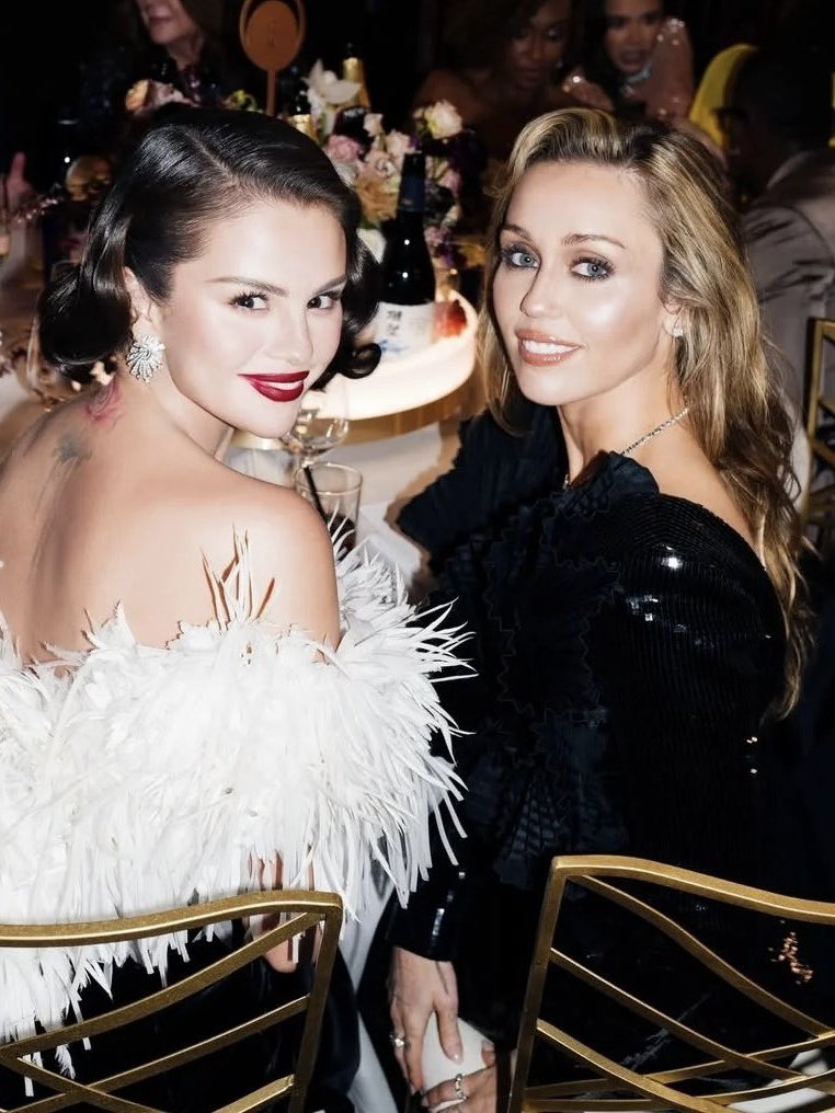 la envidia de las fans de d*** diciendo que miley y selena no son amigas de verdad cuando miley fue a su cumple y boda??? encima miley es la persona más genuina de la industria si no le caes bien no se hará la falsa contigo, que sigan llorando mientras ellas son esto